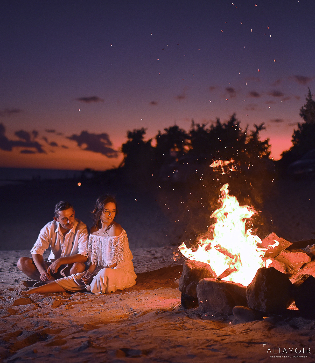 Delikli koy Sahil Fotoğrafı, Gece Sahil Çekimi, Düğün fotoğrafı, Ateş başında gece çekilmiş pozlar